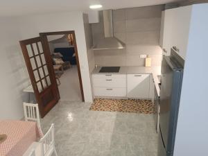 Kuchnia lub aneks kuchenny w obiekcie Vivienda en el casco histórico de Baiona