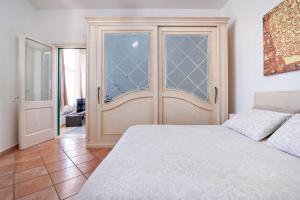 1 dormitorio con 1 cama y puerta de cristal en The golden hour, luxury apartment with a panoramic view, en Lecce