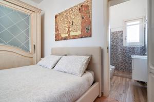 een kleine slaapkamer met een bed en een badkamer bij The golden hour, luxury apartment with a panoramic view in Lecce