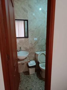 La salle de bains est pourvue de toilettes et d'un lavabo. dans l'établissement HOSPEDAJE EL EMPERADOR CAJAMARCA, à Cajamarca