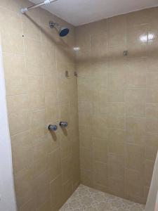 y baño con ducha y puerta de cristal. en Departamento Zaragoza, en Chignahuapan