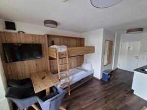 Mały pokój z łóżkiem piętrowym i biurkiem w obiekcie Adler Kaprun, Golf 'n' Ski and Mountain Biking. w Kaprunie