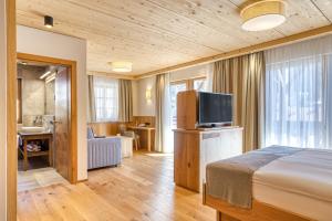 TV a/nebo společenská místnost v ubytování Posthotel Kassl 4-Sterne-Superior