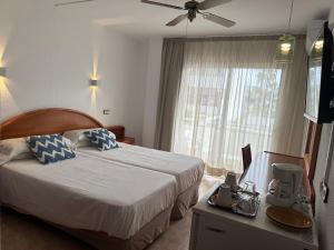 Łóżko lub łóżka w pokoju w obiekcie Hostal de la Caravel-la
