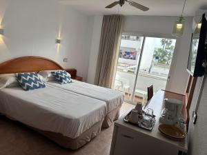 Łóżko lub łóżka w pokoju w obiekcie Hostal de la Caravel-la