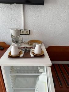 Zestaw do parzenia kawy i herbaty w obiekcie Hostal de la Caravel-la