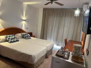 Łóżko lub łóżka w pokoju w obiekcie Hostal de la Caravel-la
