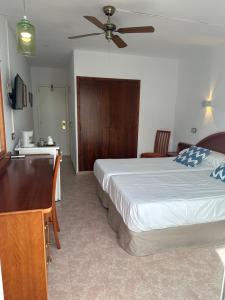 Łóżko lub łóżka w pokoju w obiekcie Hostal de la Caravel-la
