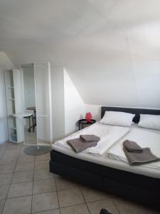 1 dormitorio con 1 cama con toallas en Fischstuebchen Neeberg, en Krummin