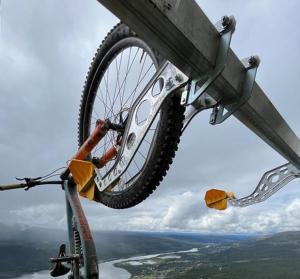 una persona con una bicicleta colgando de una rampa en Enjoy MTB downhill, XC, hiking and SPA in Åre 21st to 27th of September, en Åre
