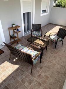 un patio con 3 sillas y una mesa en Paradise in Paradise en Chios
