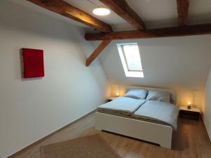 a bedroom with a bed in a attic at Storchennest - Ferienwohnung am Storchenradweg in Ketzür