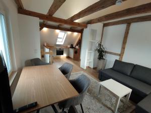 a living room with a table and a couch at Storchennest - Ferienwohnung am Storchenradweg in Ketzür