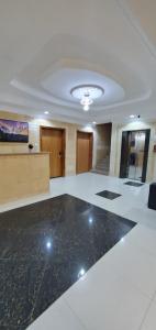 um quarto grande com um grande piso de mármore preto em المبيت 4 للشقق الفندقيه em Hajlah