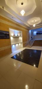 a large room with a dance floor in a building at المبيت 4 للشقق الفندقيه in Ḩajlah