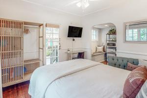 En eller flere senge i et værelse på East Beach Retreats