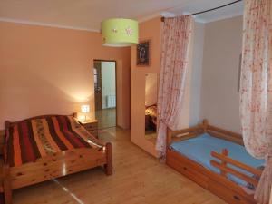 Schlafzimmer mit einem Bett und einem Spiegel in der Unterkunft Saulesdarzs in Ragaciems
