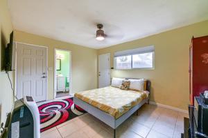1 dormitorio con 1 cama y 1 dormitorio con puerta en Cozy Chula Vista Studio 12 Mi to San Diego!, en Chula Vista