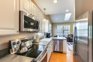 Кухня или мини-кухня в Bainbridge Home with Cove and Lake Seminole Access!
