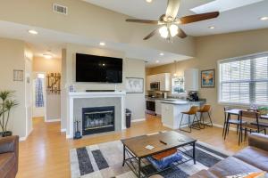 ein Wohnzimmer mit einem Kamin und einem TV in der Unterkunft Bainbridge Home with Cove and Lake Seminole Access! in Bainbridge
