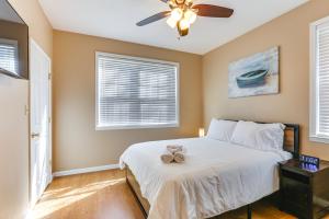 Schlafzimmer mit einem Bett, einem Deckenventilator und Fenstern in der Unterkunft Bainbridge Home with Cove and Lake Seminole Access! in Bainbridge