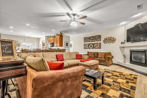 un salon avec un canapé et une cheminée dans l'établissement 5 Bed 3 Bath Vacation home in Arches National Park, à Moab