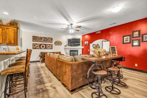 un salon avec un canapé et un bar dans l'établissement 5 Bed 3 Bath Vacation home in Arches National Park, à Moab