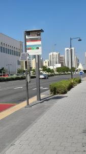 un panneau indiquant la rue sur le côté d'une route dans l'établissement Admf#101, à Abu Dhabi