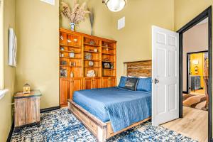 une chambre avec un lit et une armoire en bois dans l'établissement 5 Bed 3 Bath Vacation home in Arches National Park, à Moab