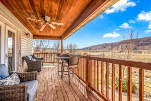 une véranda avec des chaises et un ventilateur de plafond dans l'établissement 5 Bed 3 Bath Vacation home in Arches National Park, à Moab