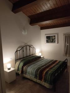 - une chambre avec un lit et un plafond en bois dans l'établissement Casa sul Conca, à San Giovanni in Marignano