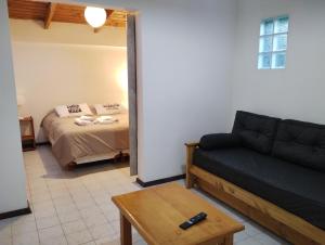 ein Wohnzimmer mit einem Sofa und einem Bett in der Unterkunft Casa Centro Bariloche in San Carlos de Bariloche