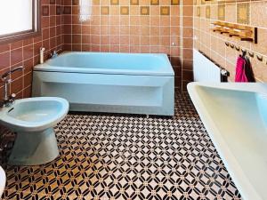 y baño con bañera, aseo y lavamanos. en Holiday home Svanesund VI en Svanesund