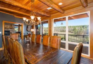 - une salle à manger avec une table et des chaises en bois dans l'établissement The Ranch, à Royal