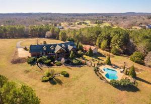 - une vue aérienne sur une grande maison avec une piscine dans l'établissement The Ranch, à Royal