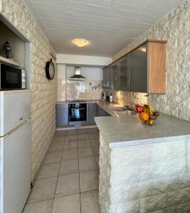 eine Küche mit einer Theke mit einer Obstschale darauf in der Unterkunft Ti kaz'la in Martigues