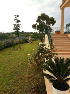 - un jardin avec des escaliers et des fleurs dans une cour dans l'établissement B&B l'Eucalipto, à Martina Franca