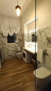La salle de bains est pourvue d'un lavabo, de toilettes et d'une douche. dans l'établissement B&B l'Eucalipto, à Martina Franca