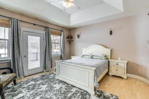 1 dormitorio con cama blanca y ventana en Inviting Wasilla Vacation Rental 6 Mi to Big Lake en Wasilla