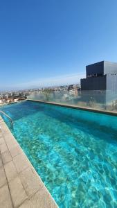 a swimming pool on top of a building at Apartmento en providencia in Santiago