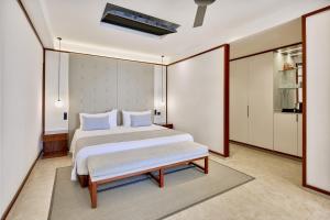 una camera da letto con un letto e una panca di Live Aqua Punta Cana - All Inclusive - Adults Only a Punta Cana