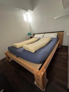 two beds on a wooden bed frame in a room at LE CAP - bungalow vue mer et colline - Hauteur de Cassis in Cassis