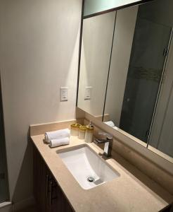 uma casa de banho com um lavatório e um espelho grande em Modern Luxury 3 bed rooms House in Toronto Mississauga em Mississauga
