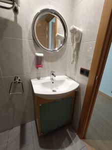 a bathroom with a sink and a mirror at Habitaciones Javier LVI 0006 in Vitoria-Gasteiz