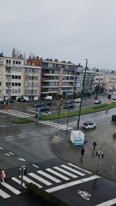 une intersection avec un passage dans une ville avec des bâtiments dans l'établissement Luxurious, à Bruxelles
