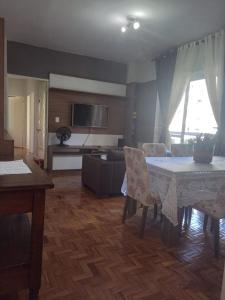 a living room with a table and a couch at Apto central completo 3 dormitórios in Caxias do Sul