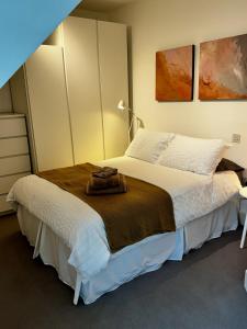 una camera da letto con un grande letto con una coperta marrone di Spacious 1 Bed Flat in London a Londra