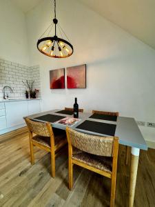 a dining room with a table with chairs and a lamp at Spacious 1 Bed Flat in London in London