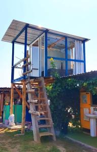 ein Haus mit einer Leiter davor in der Unterkunft Mundo Abu San Juan La laguna in San Juan La Laguna