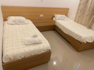 Habitación con 2 camas individuales en Infinito House 24 en Praia